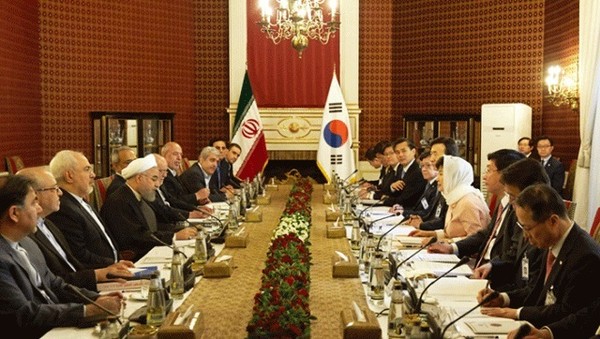 President Hassan Rouhani and his South Korean counterpart Park Geun-hye attend a meeting of high-ranking delegations of Iran and South Korea in Tehran on May 2, 2016.