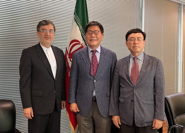 From left, Ambassador Saeed Badamchi Shabestari of Iran in Seoul,  Vice Chairman Song Na-ra and Managing Editor Kevin Lee of The Korea Post.