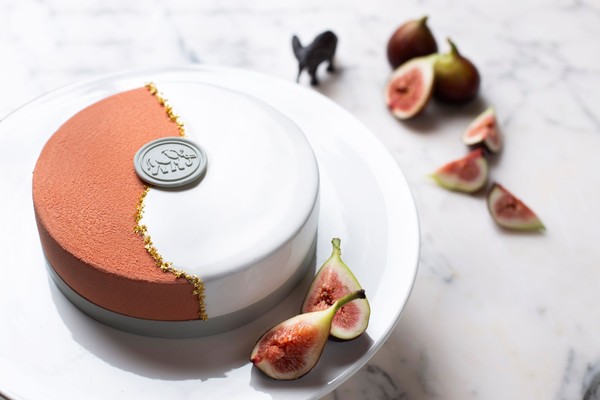 A collaboration cake between Four Seasons Hotel Seoul and Chantecaille