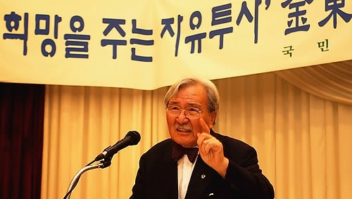 Professor Kim Dong-gil delivers a lecture in Chuncheon, Gangwon-do on Sept. 9, 2009.
