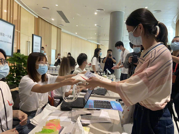 The first student of the Hong Kong University of Science and Technology (Guangzhou) goes for student registration, Aug. 20, 2022. (Photo from Guangzhou Daily)