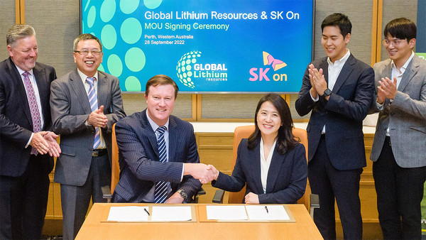 SK On Vice President Ryu Jin-suk (third from right) and Global Lithium Resources Managing Director Ron Mitchell (fourth from right) pose for a photo after signing an MOU in Perth, Australia, on Sept. 28, 2022.