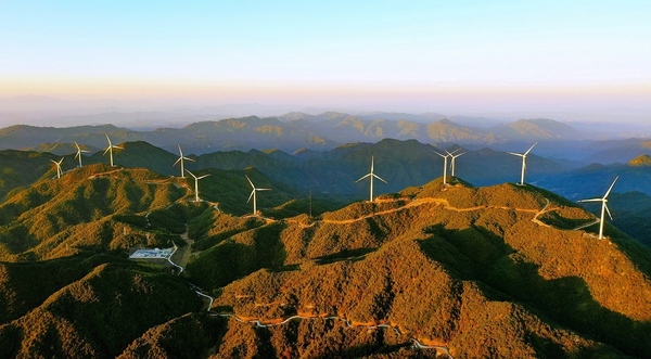 Photo taken in November, 2021 shows wind turbines on the ridge of a mountain in Huichang county, Ganzhou, east China's Jiangxi province, November, 2021. (Photo by Zhu Haipeng/People's Daily Online)