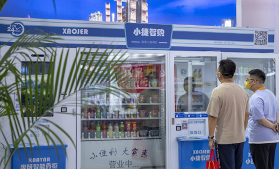 Visitors shop at an unattended convenience store at the second China International Consumer Products Expo, July 28, 2022. (Photo by Yuan Chen/People's Daily Online)