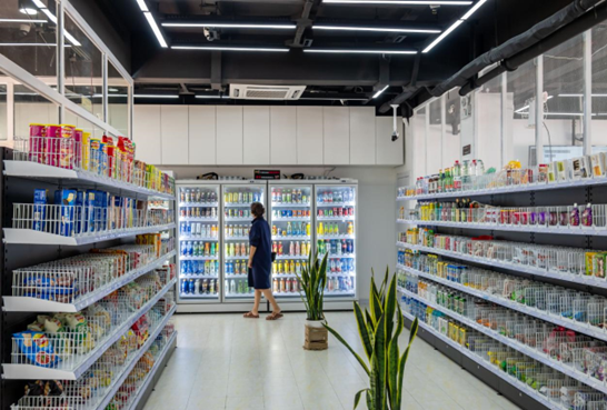 A woman shops at the first 5G-enabled checkout-less convenience store in Hongkou district, Shanghai, Sept. 24, 2019. Customers can take items from the shelf and leave without even paying on their mobile phones, as a facial-recognition payment system at the gate of the store would do it all before they exit. (Photo by Wang Gang/People's Daily Online)