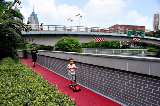 Citizens walk on a 5.6-kilometer footpath in Shanghai. (Photo by Yang Jianzheng/People's Daily Online)