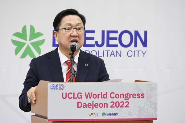 이장우 대전시장은 2022 대전 세계지방정부연합(UCLG) 총회에서 연설하고 있다. 