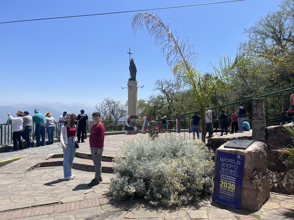 아르헨티나 살타의 주요 관광 명소 중 하나인 샌버나도 언덕(San Bernardo hill)에 부착된 부산 엑스포 배너 사진.포스코그룹은 아르헨티나에서 리튬사업을 활발히 추진하고 있으며, 정부와 원팀으로 부산엑스포 유치 교섭활동을 전개하고 있다.