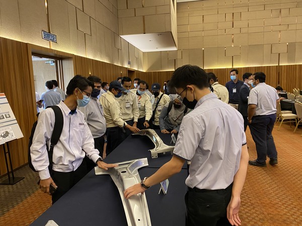 Six experts from POSCO’s Automotive Materials Marketing Office, Steel Solution R&D Center, and TSC conducted five sessions and helped participants understand through exhibitions of automotive material samples.