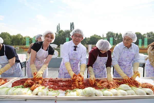 제15회 마포나루 새우젓 축제 외국인들과 김장김치 담그기 체험 행사 중인       박강수 마포구청장(왼쪽 두번째)