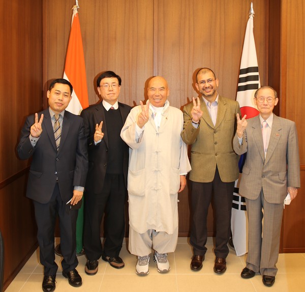 Photo shows Deputy Chief of Mission Mr. Surinder Bhagat of India and Second Secretary Mr. Kriti Das Thokchom (fourth from left and far left) with Ven. Chief Abbot Park Seung-eok of the Cheonman-sa Buddhist Temple in Ulsan (center), Publisher-Chairman Lee Kyung-sik of The Korea Post media (right) and Managing Editor Kevin Lee of The Korea Post (second from left).