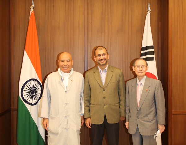 Photo shows Deputy Chief of Mission Mr. Surinder Bhagat of India flanked on the left by Chief Abbot Park Seung-eok of the Cheonman-sa Buddhist Temple and Publisher-Chairman Lee Kyung-sik of The Korea Post media on the right.