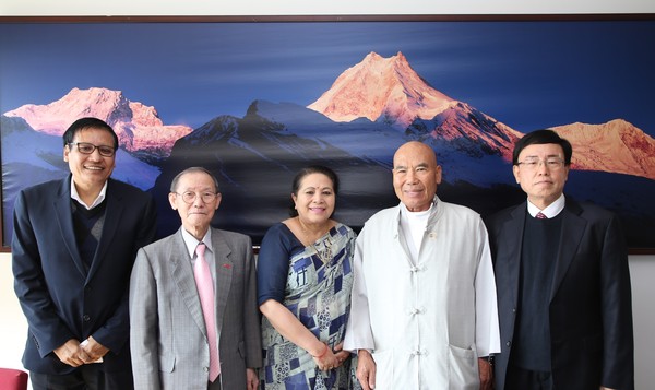 Photo shows Ambassador Pyakuryal (Bhandari) and Charge d’Affaires Charge d’Affaires Ram Singh Thapa (center and left, respectively) posing with Publisher-Chairman Lee Kyung-sik of The Korea Post media (second from left) and Chief Abbot Hyangdeok of the Cheonman-sa Buddhist Temple and Managing Editor Kevin Lee of The Korea Post media (fourth and fifth from left, respectively)