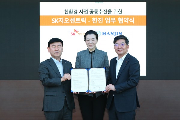 (From left) CEO Noh Sam-seok of Hanjin, President Cho Hyun-min of future growth strategy and marketing at Hanjin and President Na Kyung-soo of SK Geocentric are taking a photo at a business agreement ceremony held at SK Seorin Building in Jongno-gu, Seoul.