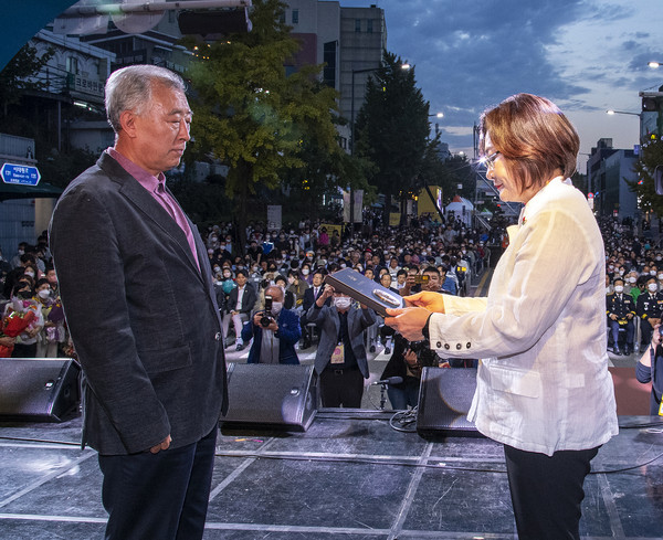 Mayor Park Hee-young of Yongsan-gu Ward in Seoul (right) presents a plaque of Grand Prize to a winner at the opening ceremony of the Ward Citizens Day.