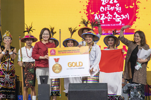 At the closing ceremony of the Itaewon Global Village Festival on October 16, Mayor Park Hee-young of Yongsan-gu Ward (left, foreground) delivers a Gold Award to the Indonesian team that won the Award at the World Culture Award ceremony.