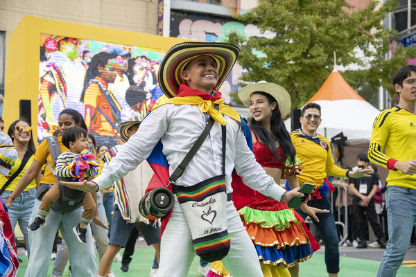 Participants from various countries of the world in Korea present traditional performance of their countries at the Global Community Parade in Yonsan, Seoul.