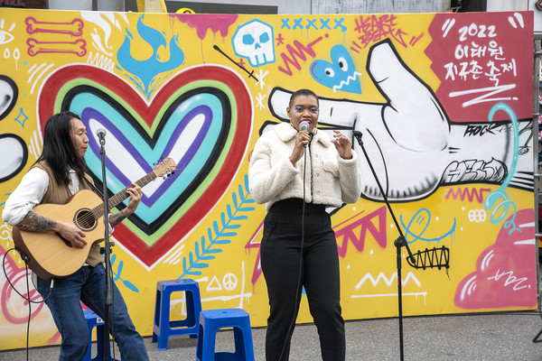 A street busking performance is presented at the ‘2022 Itaewon Global Village Festival’.