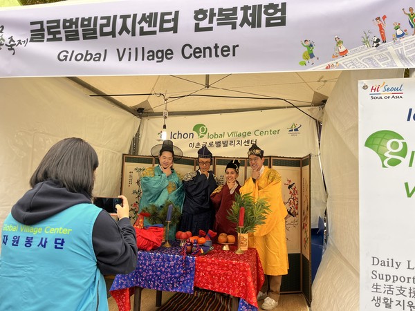 Korean and international tourists are trhing on Hanbok Koean dresses at the Itaewon Global Village Festival in Yongsan-gu, held on October 16.