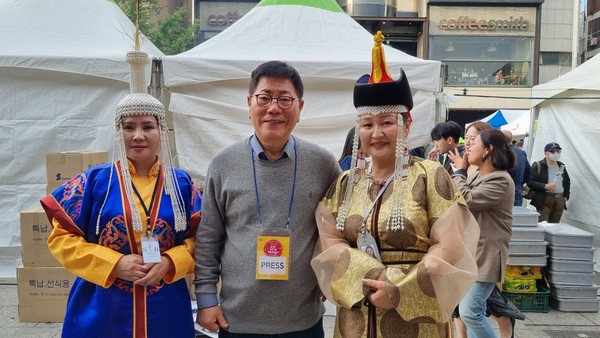 Vice Chairman Song Na-ra of The Korea Post media (center) poses with ladies from Mongolia in Seoul at the 2022 Itaewon Global Village Festival.