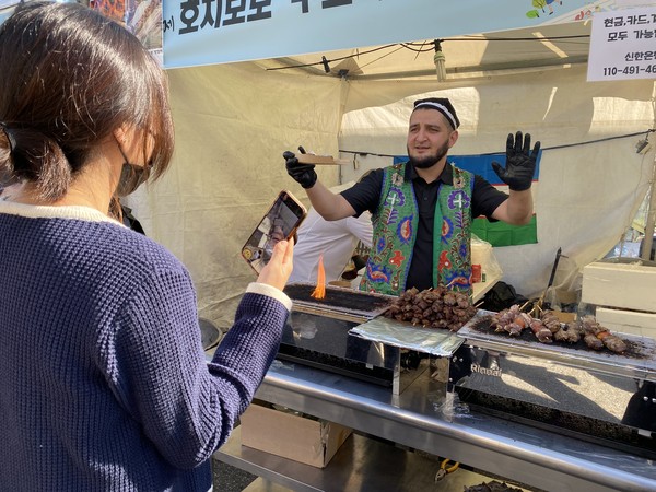 An expatriate resident in Itaewon displays skewed meat before visitors.