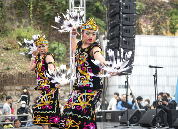 An Indonesian team presents a traditional performance with bird’s feather fans.