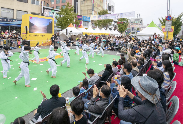 Tourists visiting the Itaewon Global Village Festival watch performances of the Songna Taekwondo Demonstration Team at the performance zone.