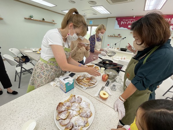 Foreign guests enjoy the food making experience during the Poland Culture Week.