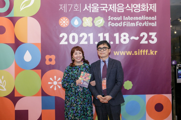 개막식 사회자 홍신애 요리연구가(왼쪽), 이철하 감독