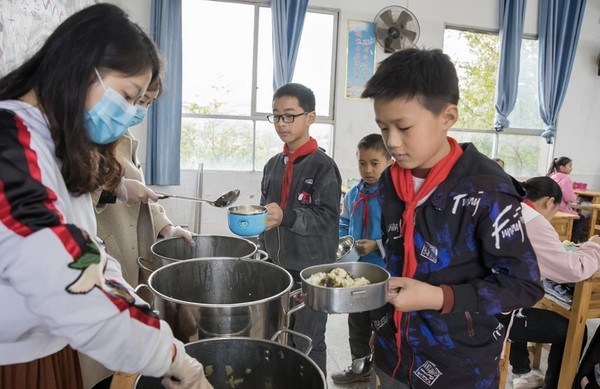 All 245 students in Sanxi Primary School in Dianjiang county, southwest China's Chongqing municipality can have free lunch at school, thanks to the nutrition improvement program for rural students in compulsory education. (Photo by Sun Kaifang/People's Daily Online)