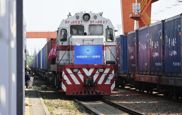 The first "Jinbo" China-Europe freight train is seen upon its arrival in Shanghai, east China, marking the first time for exhibits of the China International Import Expo (CIIE) to be sent by the freight train to the municipality, Oct. 29, 2021. (Photo by Shen Chunchen/People's Daily Online)