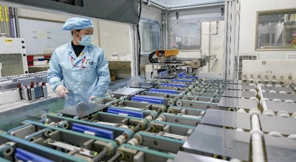 A worker checks product quality with intelligent equipment at a workshop of LDK Solar Technology Group in Xinyu, east China's Jiangxi province, Dec. 17, 2021. (Photo by Zhao Chunliang/People's Daily Online)