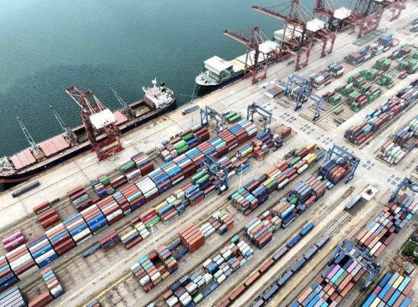 Containers are about to be loaded onto ships at a terminal of the Lianyungang Port, east China's Jiangsu province, Aug. 10, 2022. (Photo by Wang Chun/People's Daily Online)