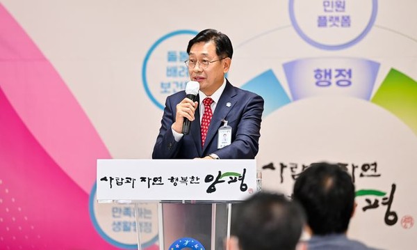 Governor Jeon Jin-seon of Yangpyeong-gun speaks at a press briefing on the 100th day of his inauguration.