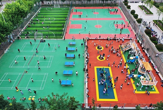 Residents join sports activities in a community-based sports park in Shanting district, Zaozhuang, east China's Shandong province, September 2022. (Photo by Li Zongxian/People's Daily)