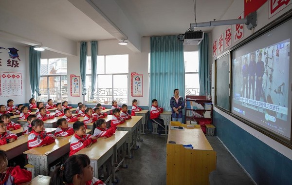 Students of a primary school in Danzhai county, Qiandongnan Miao and Dong autonomous prefecture, southwest China's Guizhou province, watch the live class of the Tiangong Classroom lecture series in a classroom, Oct. 12, 2022. (Photo by Huang Xiaohai/People's Daily Online)