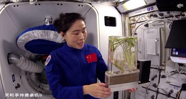 Liu Yang, a taikonaut of the Shenzhou-14 crew, performs an experiment in China's space station during the third lecture of the Tiangong Classroom lecture series, Oct. 12, 2022. (Screenshot of the Tiangong Classroom)