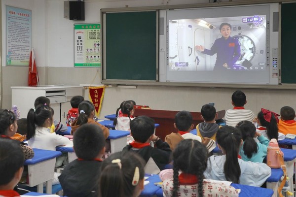 Students of a primary school in Jin'an district, Lu'an, east China's Anhui province, watch the live class of the Tiangong Classroom lecture series in a classroom, Oct. 12, 2022. (Photo by Tian Kaiping/People's Daily Online)