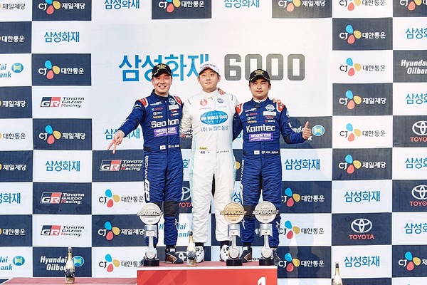Photo shows (from left) Jang Hyun-jin (Seohan GP), Kim Jae-hyeon (Volgas Motorsport), Jeong Hoe-won (Seohan GP) players at Super Race 'Samsung Fire 6000' Class 8th round podium.