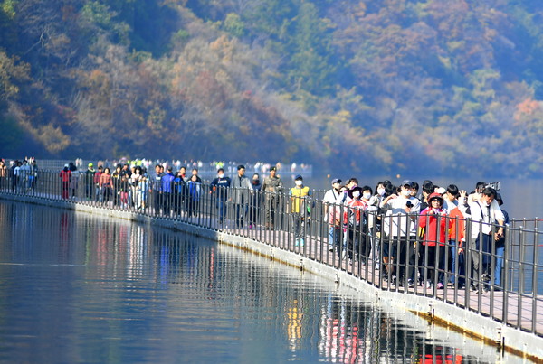 Hwacheon residents and visitors are trying the Hwacheon Sanso-gil (oxygen-filled road of Hwacheon) in a walking event.