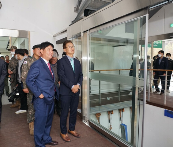 Governor Choi Moon-soon of Gangwon-do Hwacheon-gun(left), Deputy Economic Governor Jeon Gwang-yeol are waiting for the cable car at Baegam-san On Oct. 21.