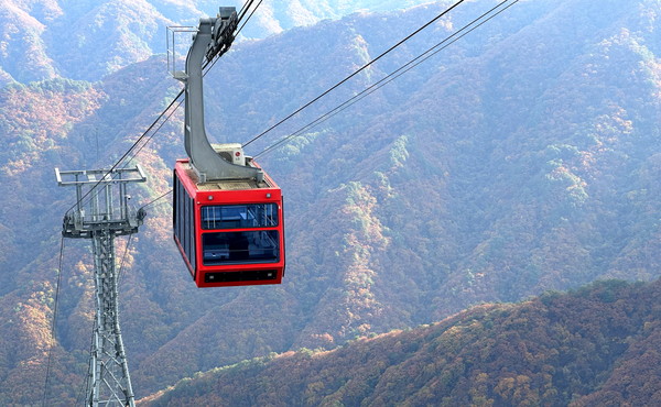 A cable car in Hwacheon-gun in operation after 8 years of construction.