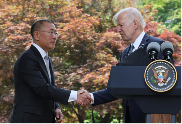 US President Joe Biden (right), who visited Korea in May, shakes hands with Chairman Chung Eui-sun on May 24.