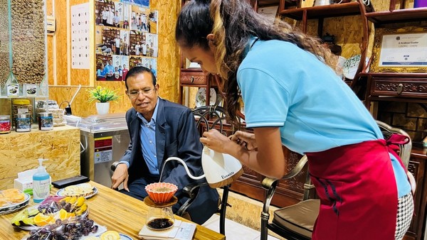 Taur Matan Ruak, Timor-Leste's Prime Minister, visits Heyday AR Coffee in Timor-Leste, Oct. 11, 2022. (Photo by Sun Guangyong/People's Daily)