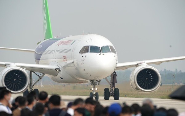 China's C919 jet performs in an air show at an exhibition in east China's Jiangxi province, Oct. 31, 2020. (Photo by Zhou Guoqiang/People's Daily Online)