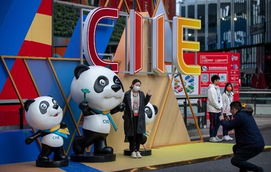 Visitors pose for pictures at the fourth China International Import Expo, Nov. 9, 2021. (Photo by Yan Xin/People’s Daily Online)