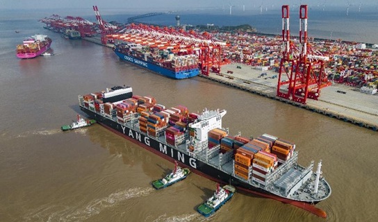 A fully loaded container vessel leaves a terminal of the Yangshan Deep-Water Port, Shanghai, Sept. 11, 2022. (Photo by Ji Haixin/People’s Daily Online)