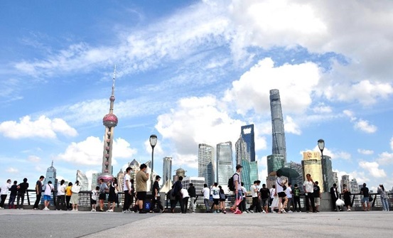 Tourists visit the Bund in Shanghai, Sept. 10, 2022. (Photo by Yan Daming/People’s Daily Online)