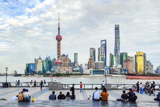 Tourists visit the Bund in Shanghai, Sept. 21, 2022. (Photo by Wang Gang/People’s Daily Online)