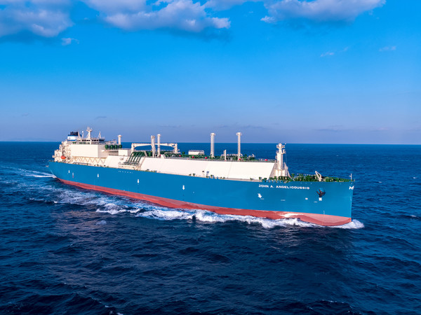 대우조선해양의 최신 기술인 축발전기와 공기윤활시스템이 적용된 LNG운반선의 항해 모습